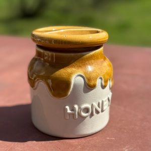 Ceramic honey jar with a lid. Great for keeping honey on the table.